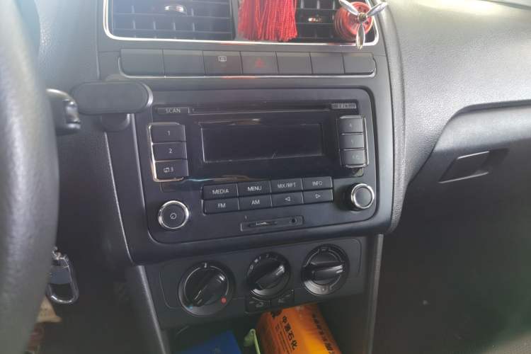 Used Volkswagen Polo 2011 1.4L Automatic ZhiShang Version Audio And AC Panel