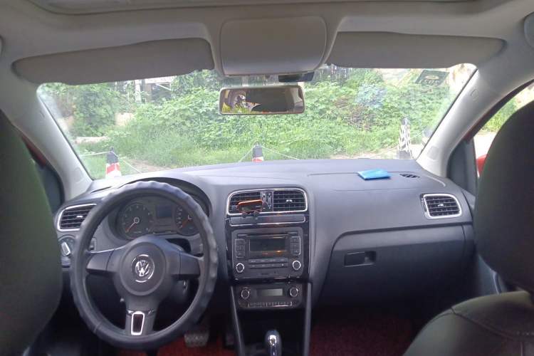 Used Volkswagen Polo 2011 1.6L Automatic ZhiKu Edition Center Console