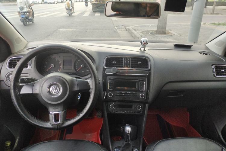 Used Volkswagen Polo 2011 1.6L Automatic ZhiKu Edition Center Console