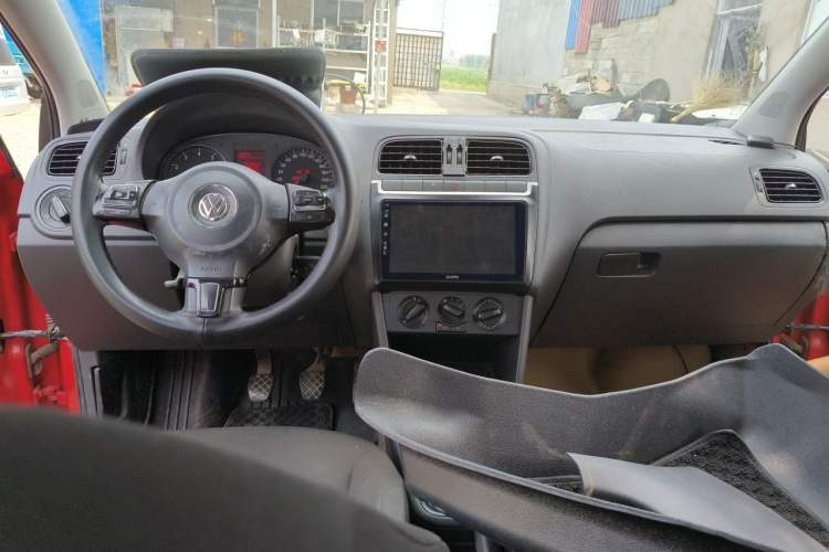 Used Volkswagen Polo 2011 1.4L Manual ZhiLe Edition Center Console