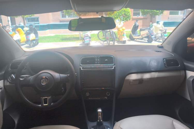 Used Volkswagen Polo 2011 1.4L Automatic ZhiShang Version Center Console
