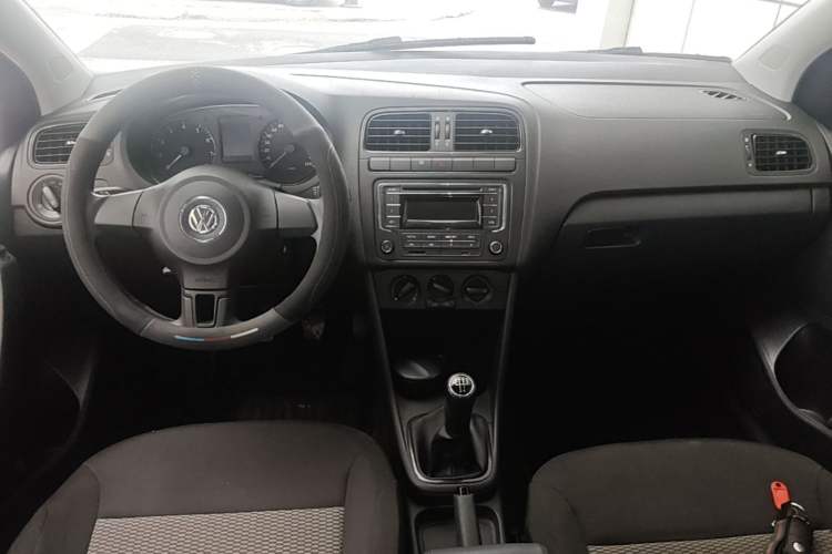 Used Volkswagen Polo 2011 1.4L Manual ZhiLe Edition Center Console