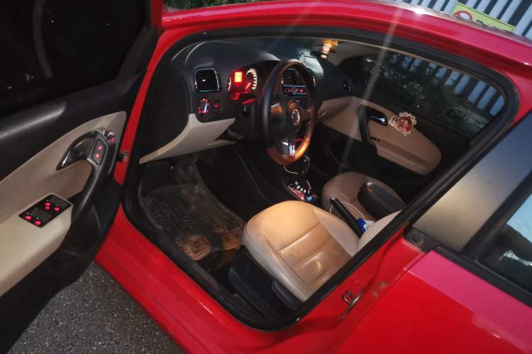 Used Volkswagen Polo 2011 1.6L Automatic ZhiKu Edition Driver Seat