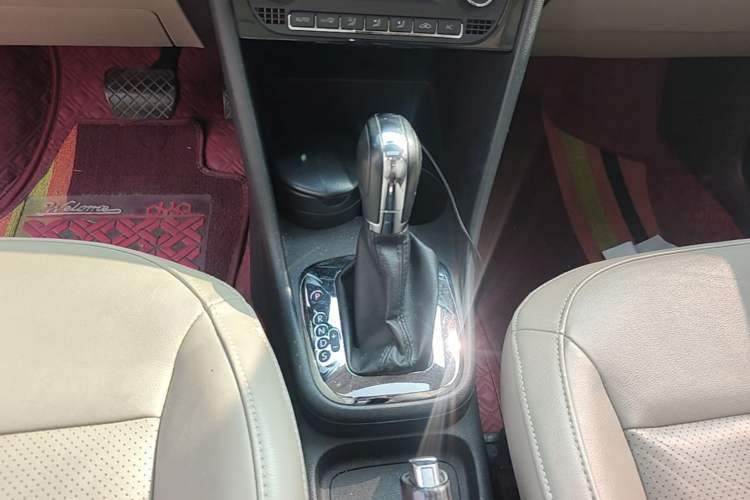 Used Volkswagen Polo 2011 1.6L Automatic ZhiKu Edition Gear Lever