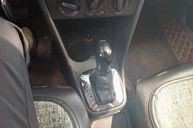 Used Volkswagen Polo 2011 1.6L Automatic ZhiShang Version Gear Lever