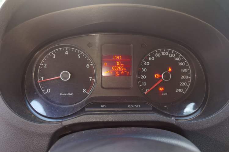 Used Volkswagen Polo 2011 1.6L Manual ZhiShang Edition Odometer Close Up