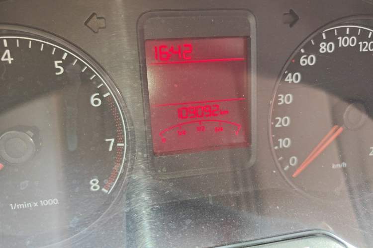 Used Volkswagen Polo 2011 1.4L Manual ZhiShang Edition Odometer Close Up