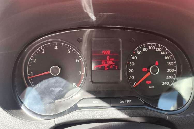 Used Volkswagen Polo 2011 1.6L Manual ZhiShang Edition Odometer Close Up