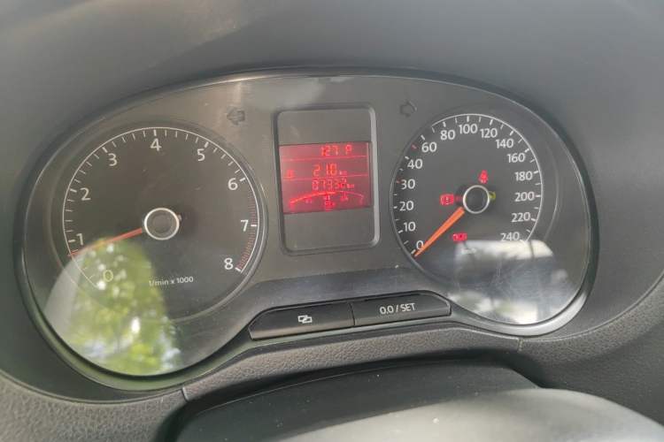 Used Volkswagen Polo 2011 1.6L Automatic ZhiShang Version Odometer Close Up