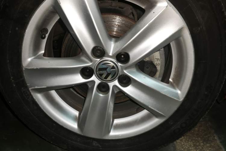 Used Volkswagen Polo 2011 1.6L Automatic ZhiShang Version Right Front Wheel Hub
