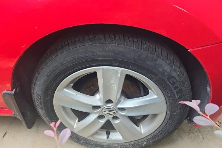 Used Volkswagen Polo 2011 1.6L Automatic ZhiShang Version Right Front Wheel Hub
