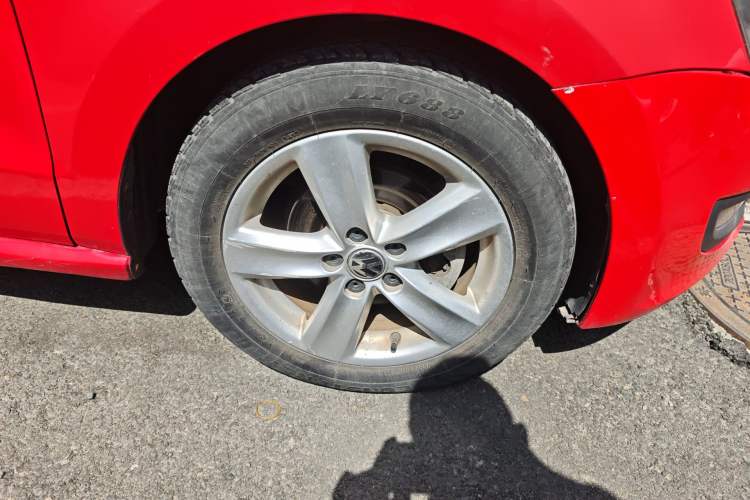 Used Volkswagen Polo 2011 1.6L Manual ZhiShang Edition Right Front Wheel Hub