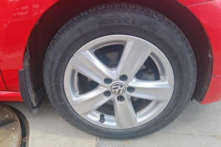 Used Volkswagen Polo 2011 1.4L Automatic ZhiShang Version Right Front Wheel Hub
