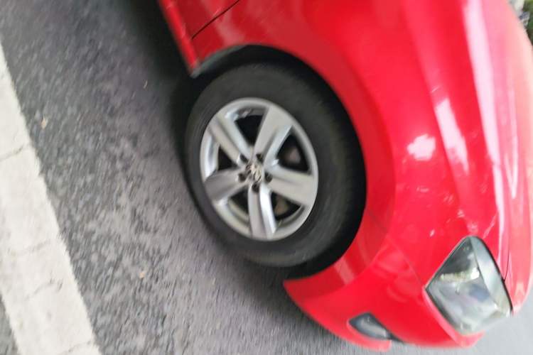 Used Volkswagen Polo 2011 1.6L Automatic ZhiShang Version Right Front Wheel Hub