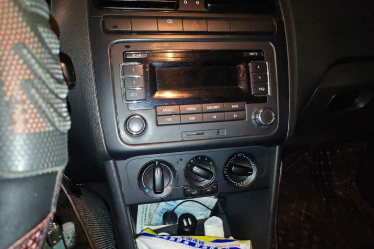 Used Volkswagen Polo 2011 1.4L Manual ZhiLe Edition Audio And AC Panel