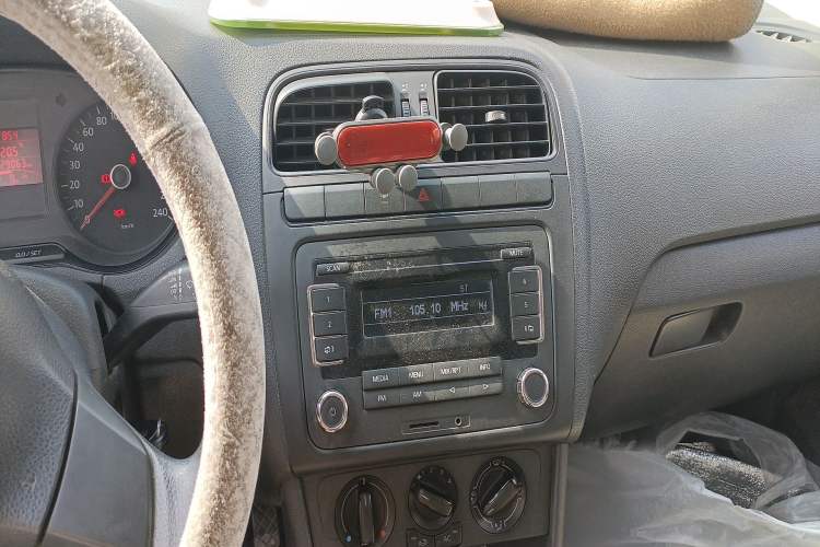 Used Volkswagen Polo 2011 1.4L Manual ZhiShang Edition Audio And AC Panel