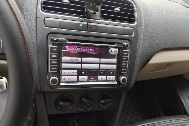 Used Volkswagen Polo 2011 1.6L Automatic ZhiShang Version Audio And AC Panel