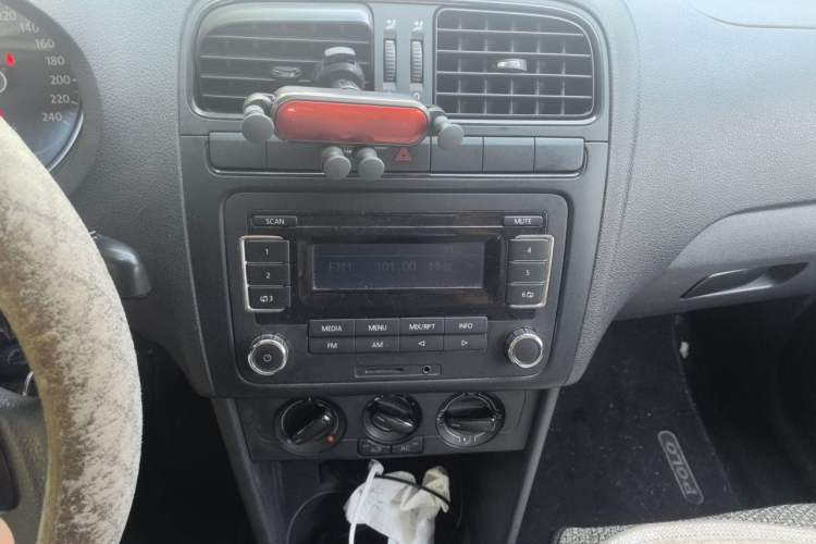 Used Volkswagen Polo 2011 1.4L Manual ZhiLe Edition Audio And AC Panel
