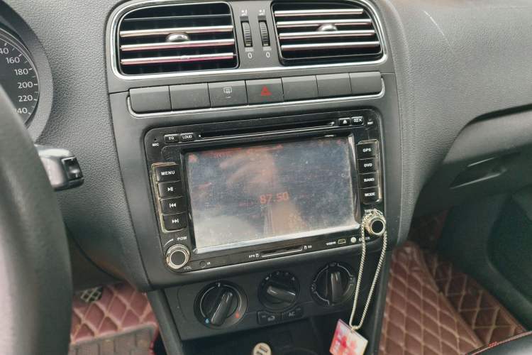 Used Volkswagen Polo 2011 1.4L Manual ZhiShang Edition Audio And AC Panel
