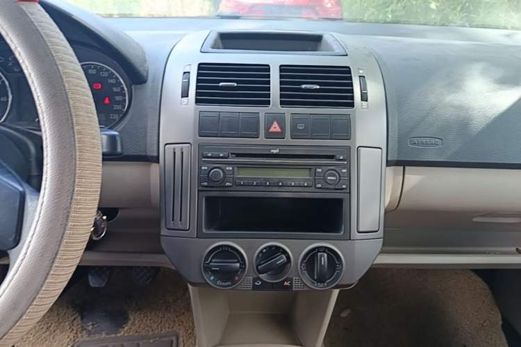 Used Volkswagen Polo 2011 Jingqu 1.6L Manual - Real Cool Edition Audio And AC Panel