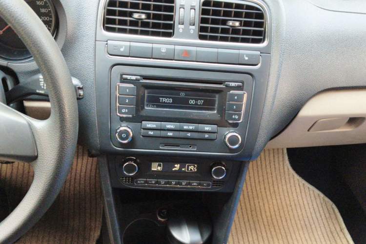 Used Volkswagen Polo 2011 1.6L Manual ZhiShang Edition Audio And AC Panel