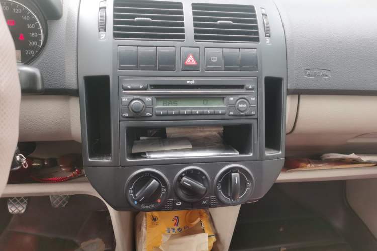 Used Volkswagen Polo 2011 Jingqu 1.4L Manual Sile Edition Audio And AC Panel