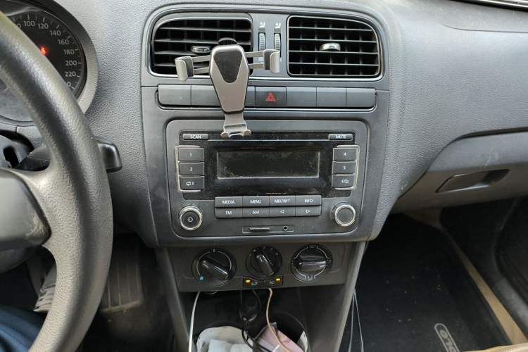 Used Volkswagen Polo 2011 1.4L Manual ZhiLe Edition Audio And AC Panel