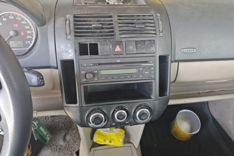Used Volkswagen Polo 2011 Jingqu 1.4L Manual Sile Edition Audio And AC Panel