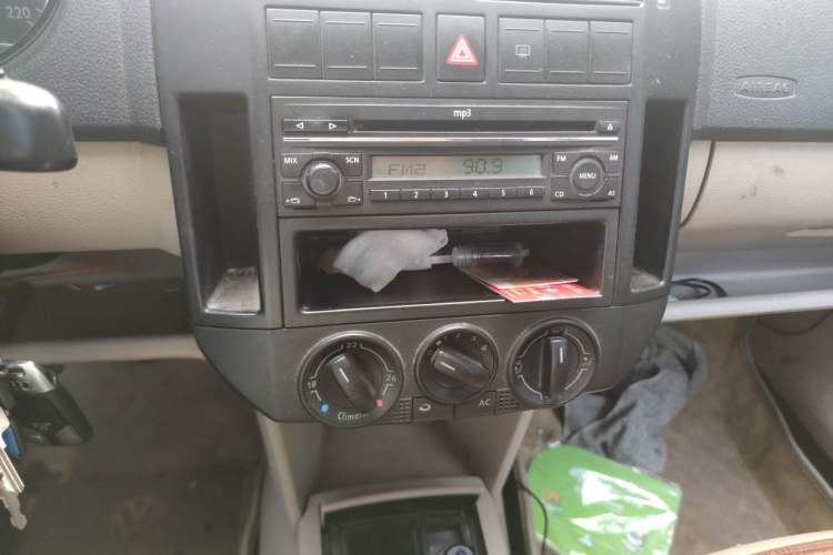 Used Volkswagen Polo 2011 Jingqu 1.4L Manual Sile Edition Audio And AC Panel