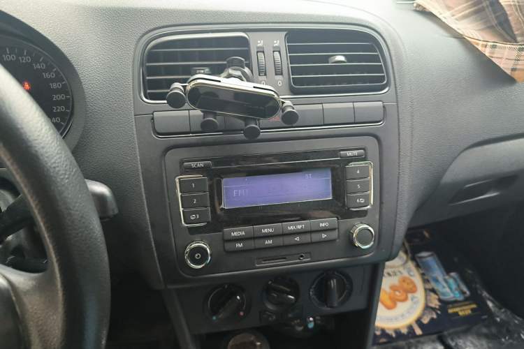 Used Volkswagen Polo 2011 1.4L Manual ZhiLe Edition Audio And AC Panel