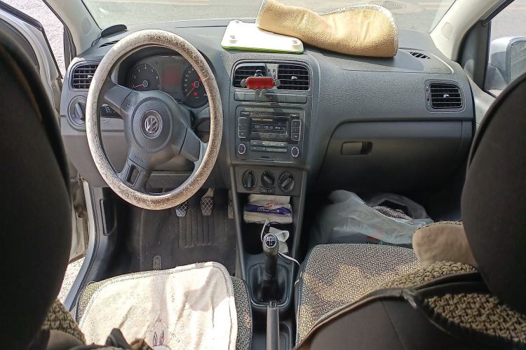 Used Volkswagen Polo 2011 1.4L Manual ZhiShang Edition Center Console