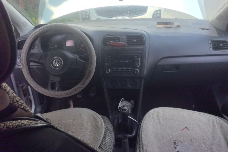 Used Volkswagen Polo 2011 1.4L Manual ZhiLe Edition Center Console