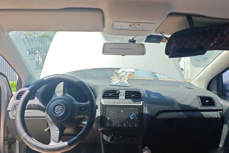 Used Volkswagen Polo 2011 1.4L Manual ZhiLe Edition Center Console