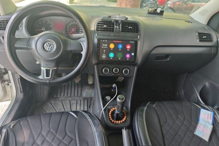 Used Volkswagen Polo 2011 1.4L Manual ZhiLe Edition Center Console