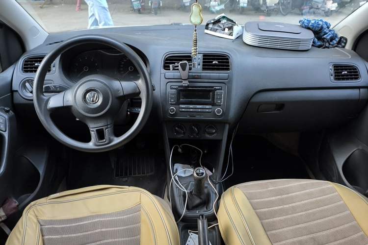 Used Volkswagen Polo 2011 1.4L Manual ZhiLe Edition Center Console