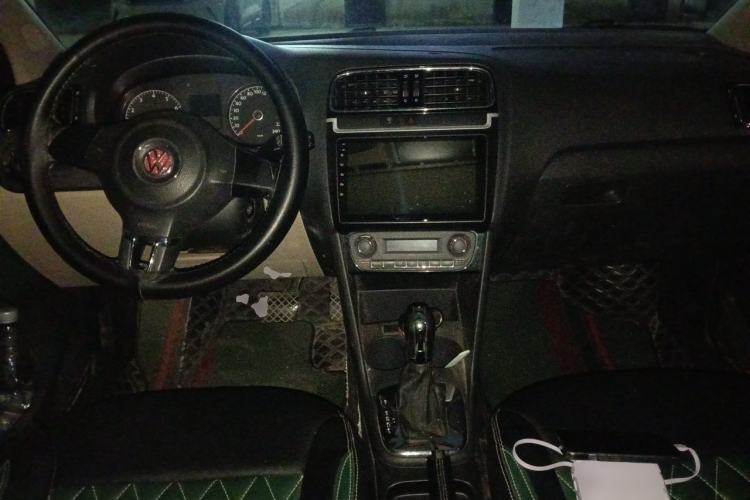 Used Volkswagen Polo 2011 1.6L Automatic ZhiKu Edition Center Console