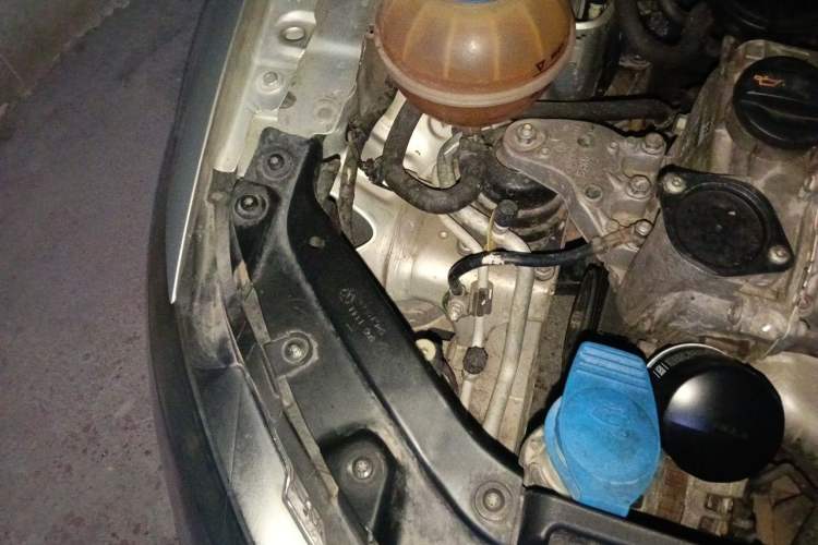 Used Volkswagen Polo 2011 1.6L Automatic ZhiKu Edition Engine Bay Right