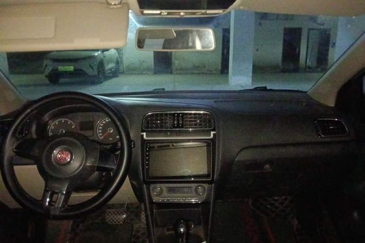 Used Volkswagen Polo 2011 1.6L Automatic ZhiKu Edition Headliner