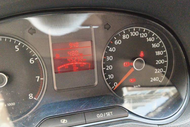 Used Volkswagen Polo 2011 1.6L Manual ZhiShang Edition Odometer Close Up