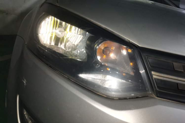 Used Volkswagen Polo 2011 1.6L Automatic ZhiShang Version Right Front Headlight