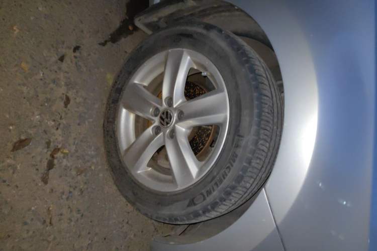Used Volkswagen Polo 2011 1.6L Manual ZhiShang Edition Right Front Wheel Hub