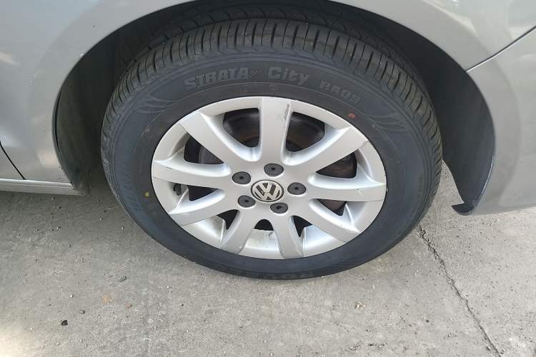 Used Volkswagen Polo 2011 Jingqu 1.4L Automatic Shishang Edition Right Front Wheel Hub