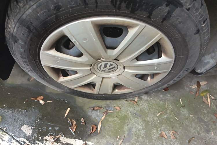 Used Volkswagen Polo 2011 Jingqu 1.4L Manual Sile Edition Right Front Wheel Hub