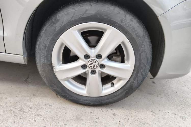 Used Volkswagen Polo 2011 Jingqu 1.6L Automatic Siku Edition Right Front Wheel Hub