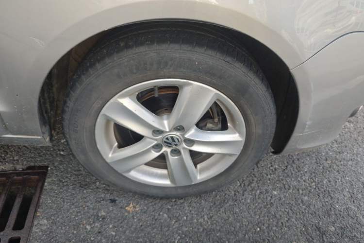 Used Volkswagen Polo 2011 Jingqu 1.6L Automatic Siku Edition Right Front Wheel Hub