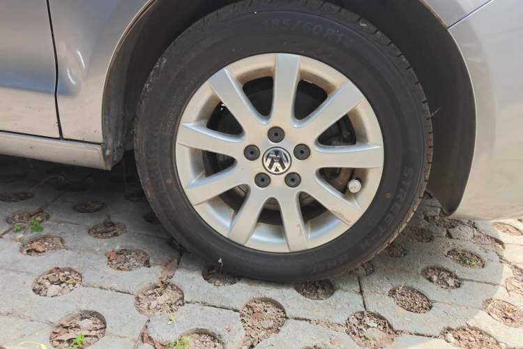 Used Volkswagen Polo 2011 Jingqu 1.4L Automatic Shishang Edition Right Front Wheel Hub