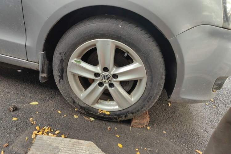 Used Volkswagen Polo 2011 Jingqu 1.6L Manual - Real Cool Edition Right Front Wheel Hub