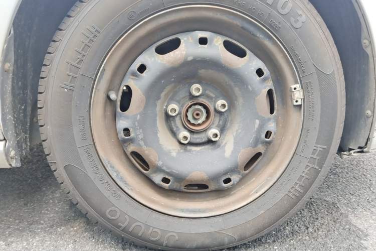 Used Volkswagen Polo 2011 Jingqu 1.4L Manual Sile Edition Right Front Wheel Hub