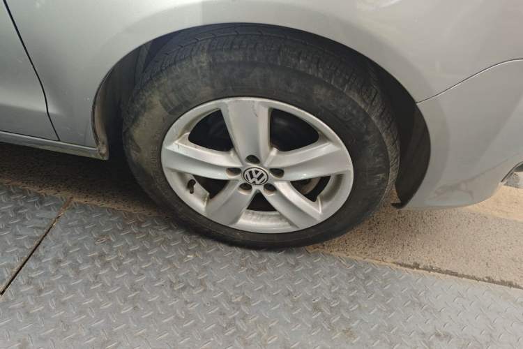 Used Volkswagen Polo 2011 Jingqu 1.6L Manual - Real Cool Edition Right Front Wheel Hub