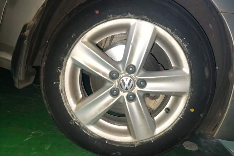 Used Volkswagen Polo 2011 1.6L Automatic ZhiShang Version Right Front Wheel Hub